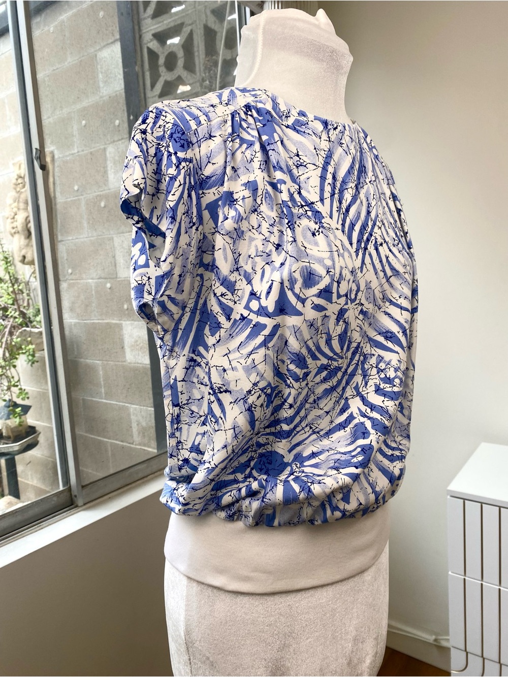 Vintage Shapely Blue Abstract Rayon Blouson Top, Size M - Picture 4 of 8